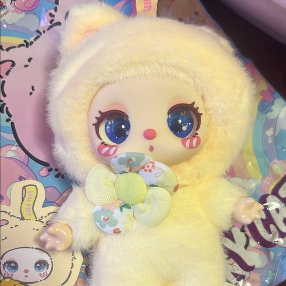 Liila’s Lucky Cat Plush Keychain - Picture 2 of 6